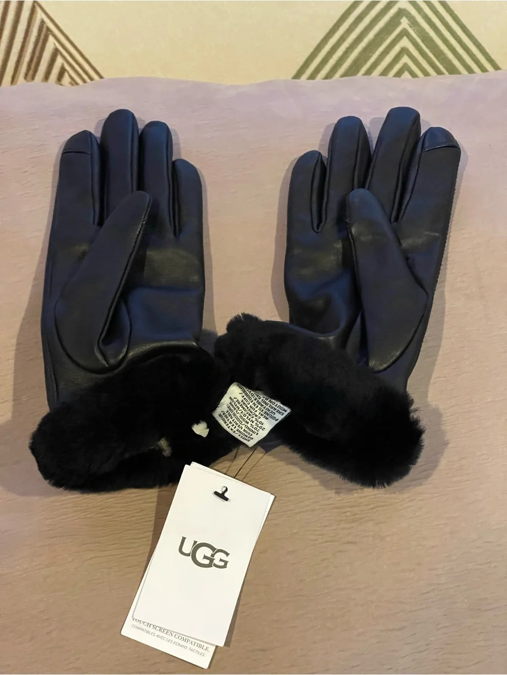UGG Leather Shorty Tech Tip Glove Black. Size S Women